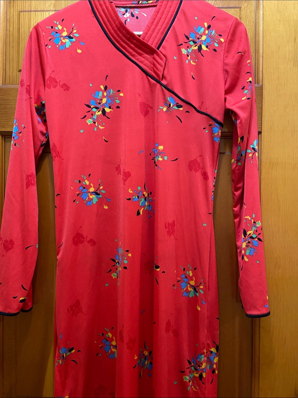 Red cheongsam (Chinese style ) dress most likely made from
A pattern
